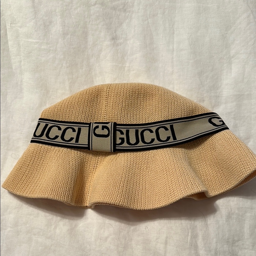 Beige bucket hat